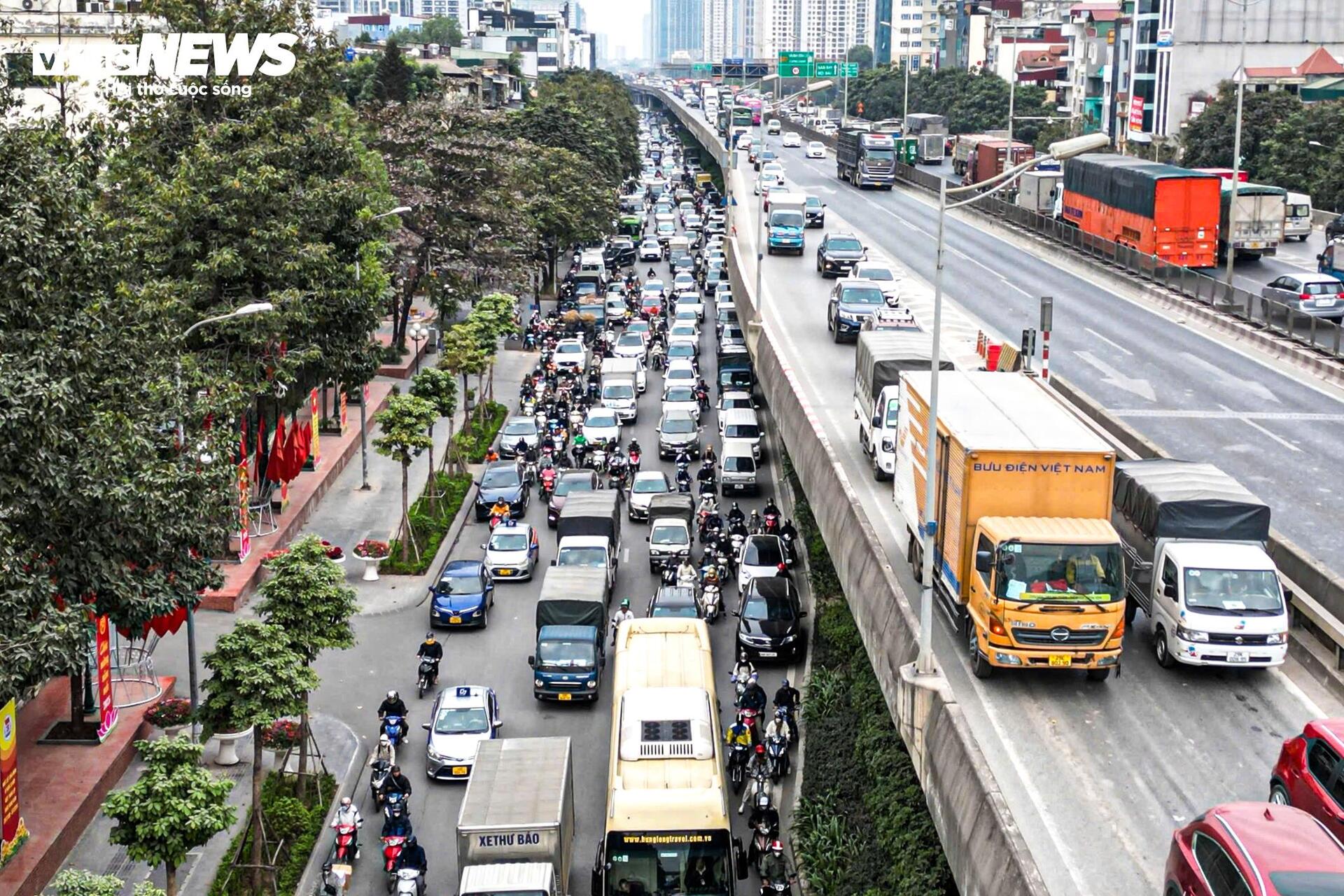 Người Hà Nội vật lộn với cảnh ùn tắc từ sáng đến tối ngày cuối tuần - Ảnh 5.