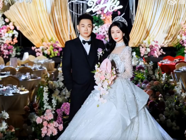 Đám cưới của một cặp đôi bình thường bỗng khiến hàng triệu người cảm thán vì 1 bức ảnh - Ảnh 2. Đám cưới của một cặp đôi bình thường bỗng khiến hàng triệu người cảm thán vì 1 bức ảnh - Ảnh 2.