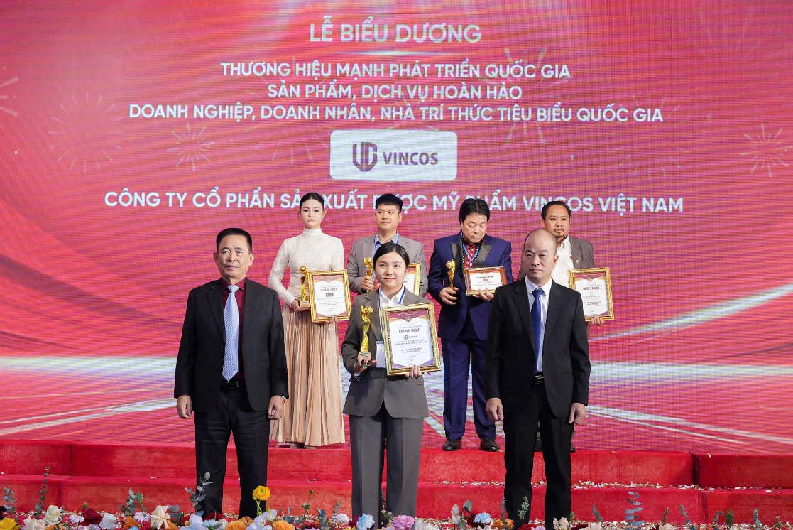 VINCOS nhận c&uacute;p Top 10 thương hiệu mạnh ph&aacute;t triển Quốc gia - Ảnh 1.