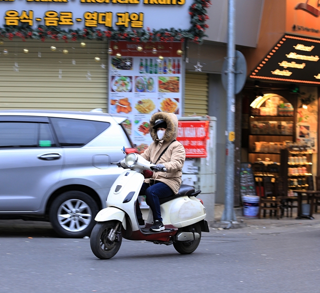 Hà Nội lạnh 10 độ C: Người dân trùm áo ấm kín mít, du khách nước ngoài cũng phải xuýt xoa - Ảnh 16.