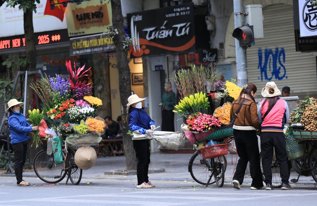 Hà Nội lạnh 10 độ C: Người dân trùm áo ấm kín mít, du khách nước ngoài cũng phải xuýt xoa - Ảnh 14.