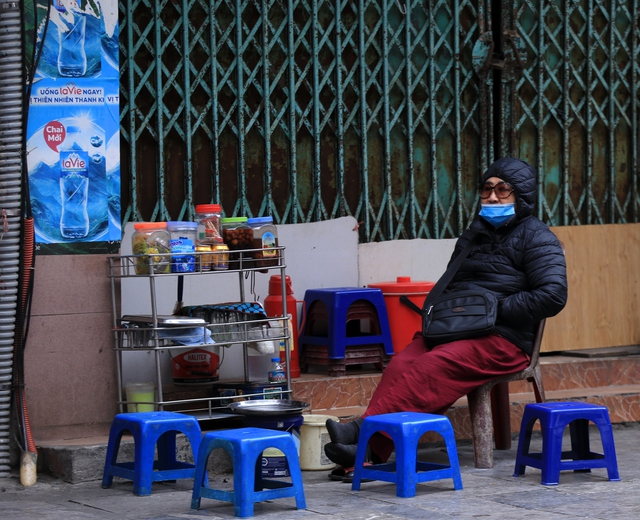 Hà Nội lạnh 10 độ C: Người dân trùm áo ấm kín mít, du khách nước ngoài cũng phải xuýt xoa - Ảnh 15.