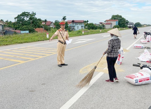 Chi tiết mức phạt đối với hành vi phơi lúa, chơi thể thao trên đường - Ảnh 1.