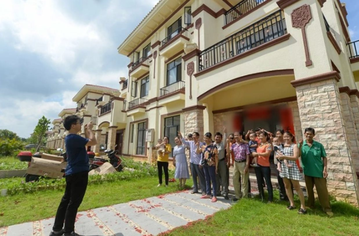 Chàng trai nghèo được cả làng góp tiền cho đi học, đến khi thành tỷ phú năm nào cũng biếu quà Tết, có người được lì xì gần 350 triệu đồng - Ảnh 1.