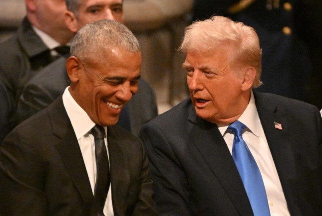 Ảnh ông Trump và ông Obama thân thiết gây bão mạng - Ảnh 1.