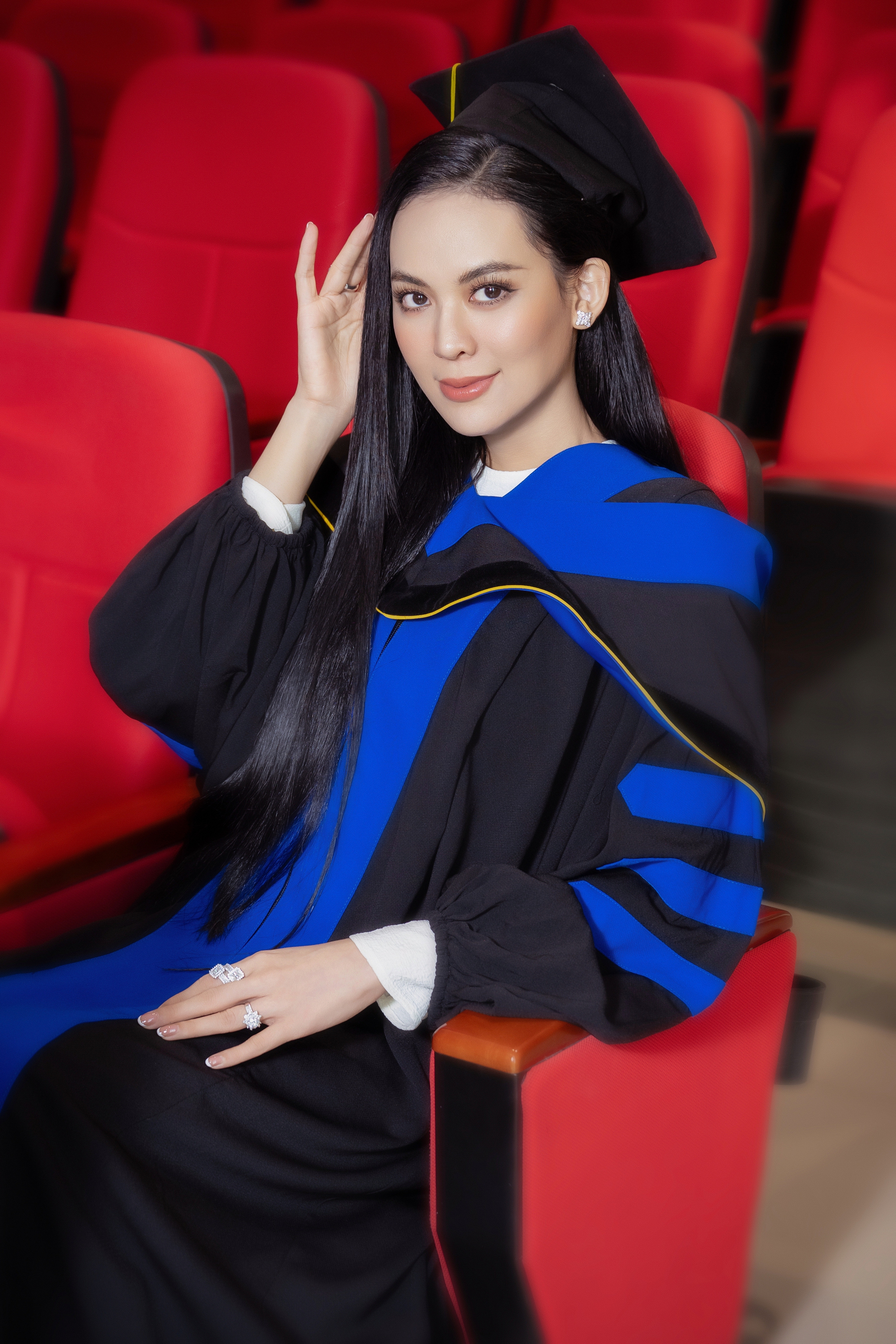 Chồng con mừng người đẹp Sang L&ecirc; tốt nghiệp &aacute; khoa Thạc sĩ- Ảnh 7.