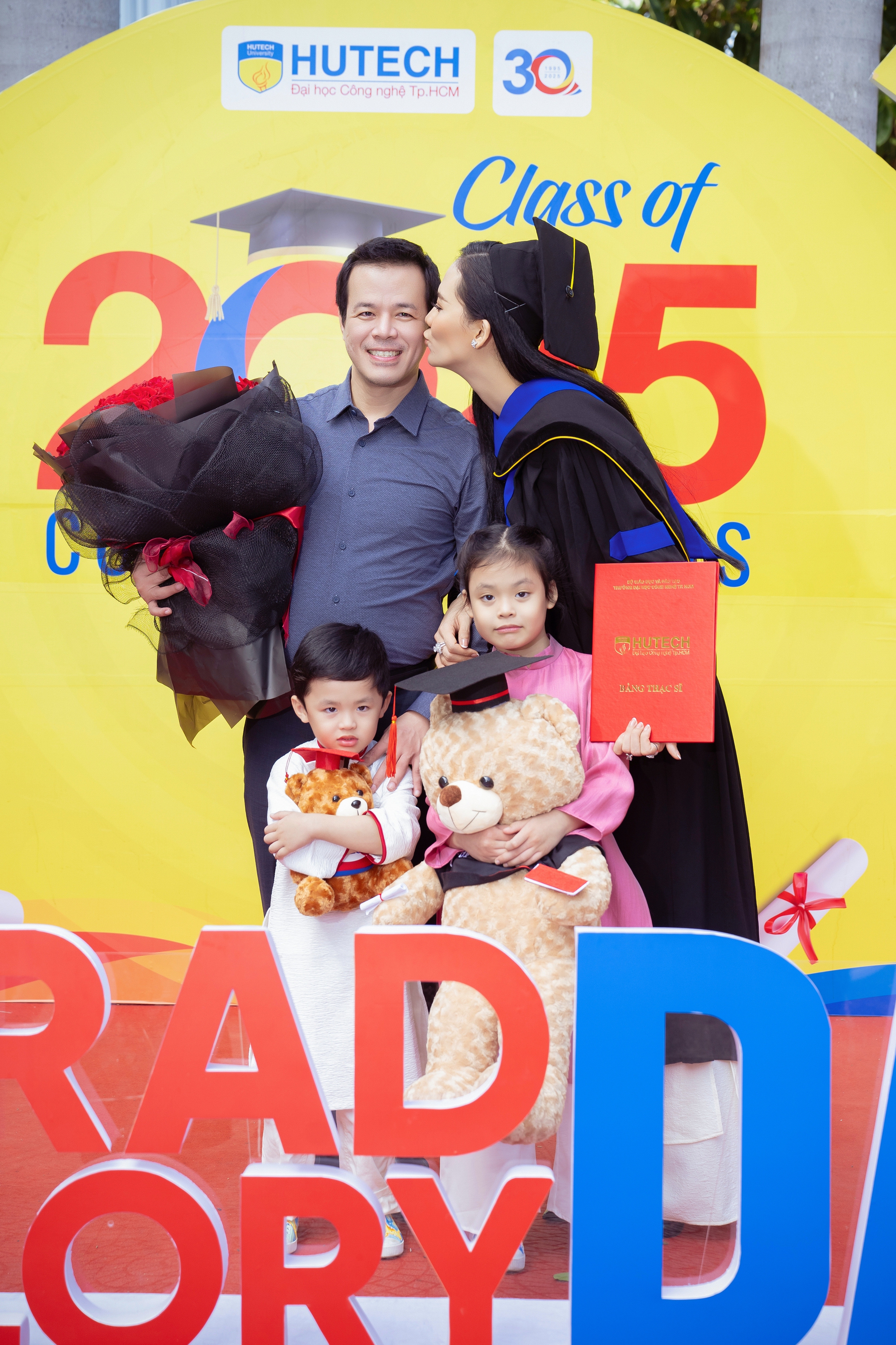 Chồng con mừng người đẹp Sang L&ecirc; tốt nghiệp &aacute; khoa Thạc sĩ- Ảnh 4.
