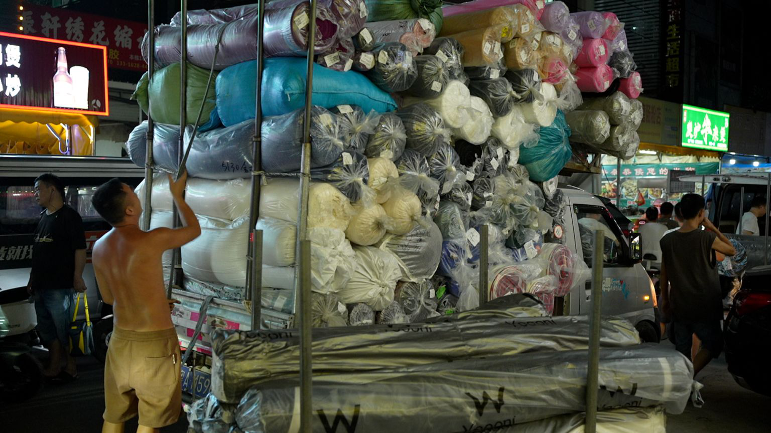 Sự thật gây sốc đằng sau chiếc váy 100 nghìn đồng bạn mua trên mạng mỗi ngày- Ảnh 3. Sự thật gây sốc đằng sau chiếc váy 100 nghìn đồng bạn mua trên mạng mỗi ngày- Ảnh 3.