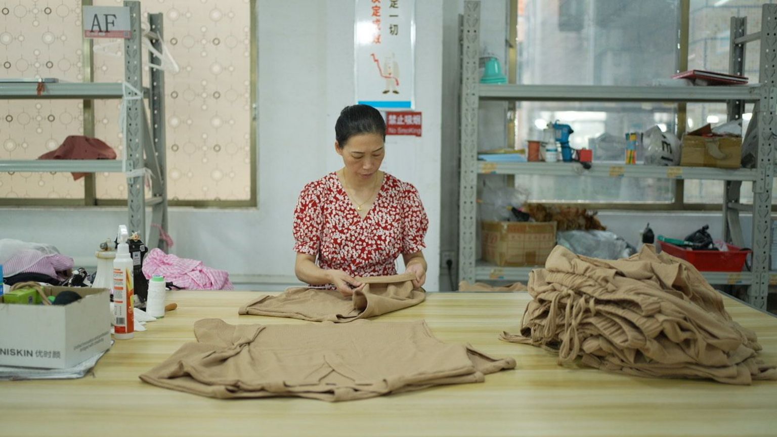 Sự thật gây sốc đằng sau chiếc váy 100 nghìn đồng bạn mua trên mạng mỗi ngày- Ảnh 7. Sự thật gây sốc đằng sau chiếc váy 100 nghìn đồng bạn mua trên mạng mỗi ngày- Ảnh 7.