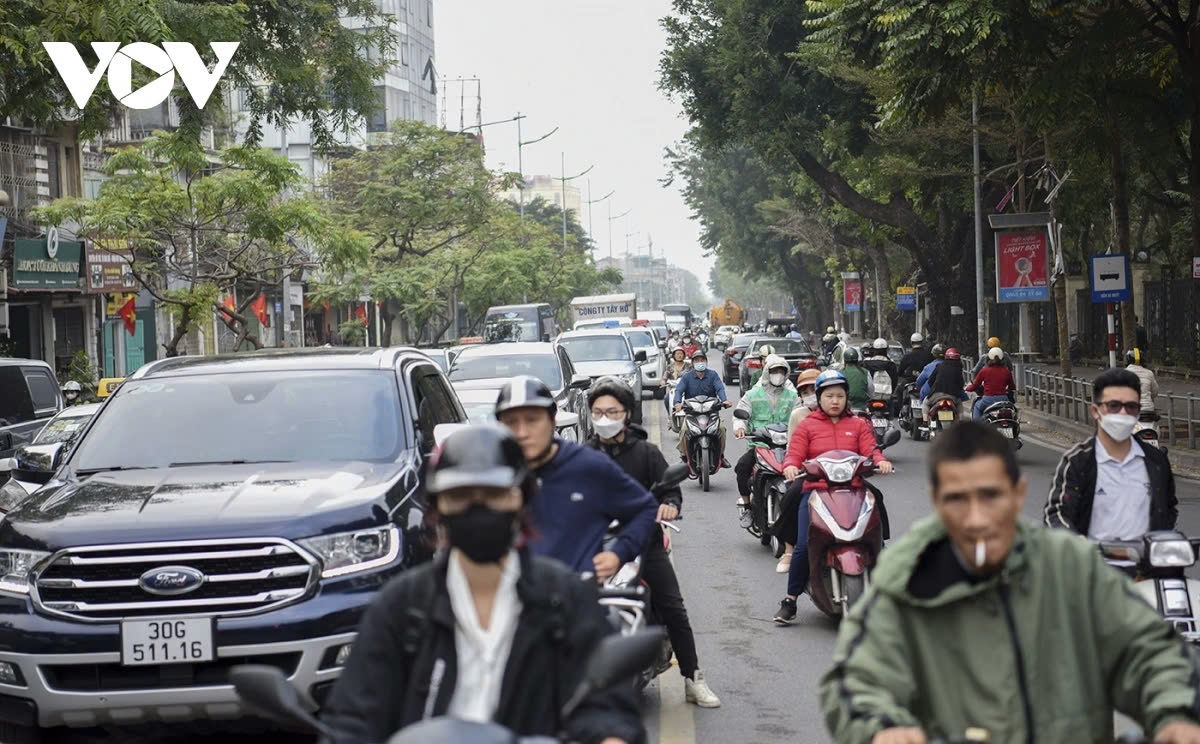 Người Hà Nội di chuyển trong sự &quot;bất lực&quot; kể cả không phải giờ cao điểm - Ảnh 14.