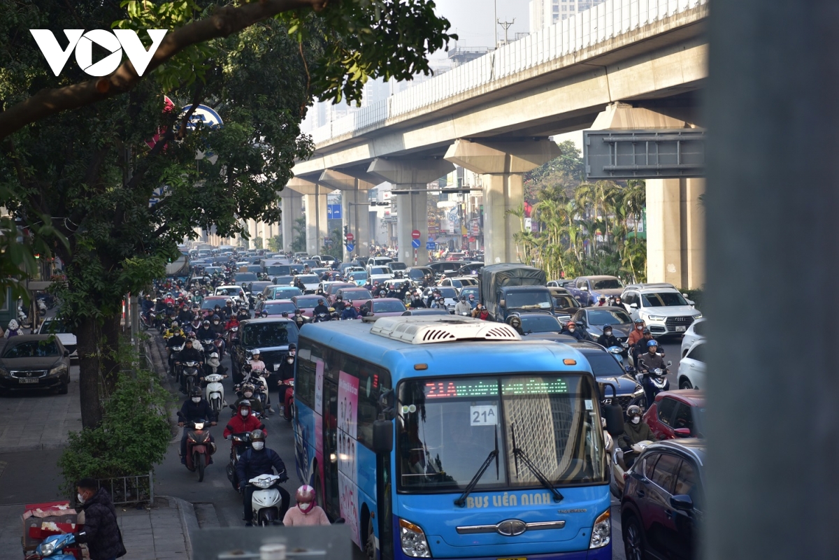 Người Hà Nội di chuyển trong sự &quot;bất lực&quot; kể cả không phải giờ cao điểm - Ảnh 4.