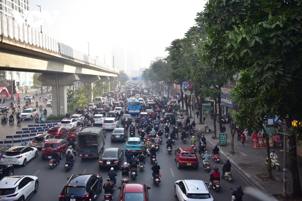 Người Hà Nội di chuyển trong sự &quot;bất lực&quot; kể cả không phải giờ cao điểm - Ảnh 2.