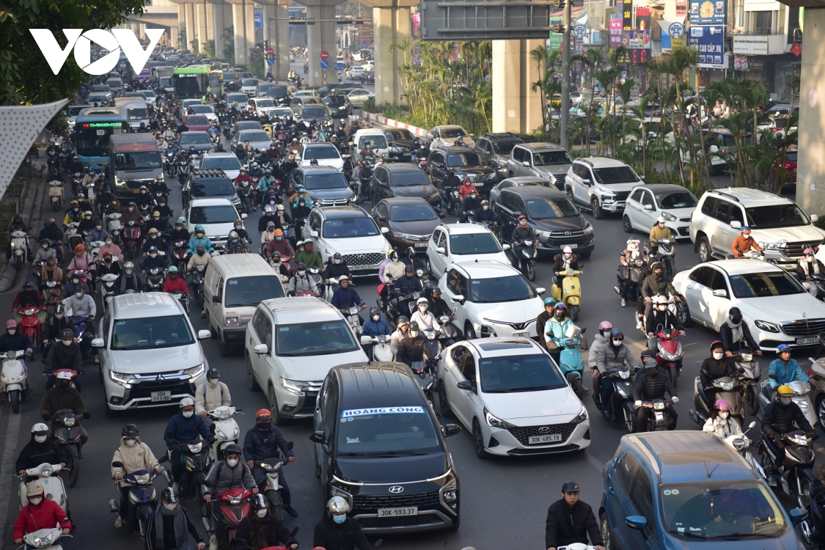 Người Hà Nội di chuyển trong sự &quot;bất lực&quot; kể cả không phải giờ cao điểm - Ảnh 3.