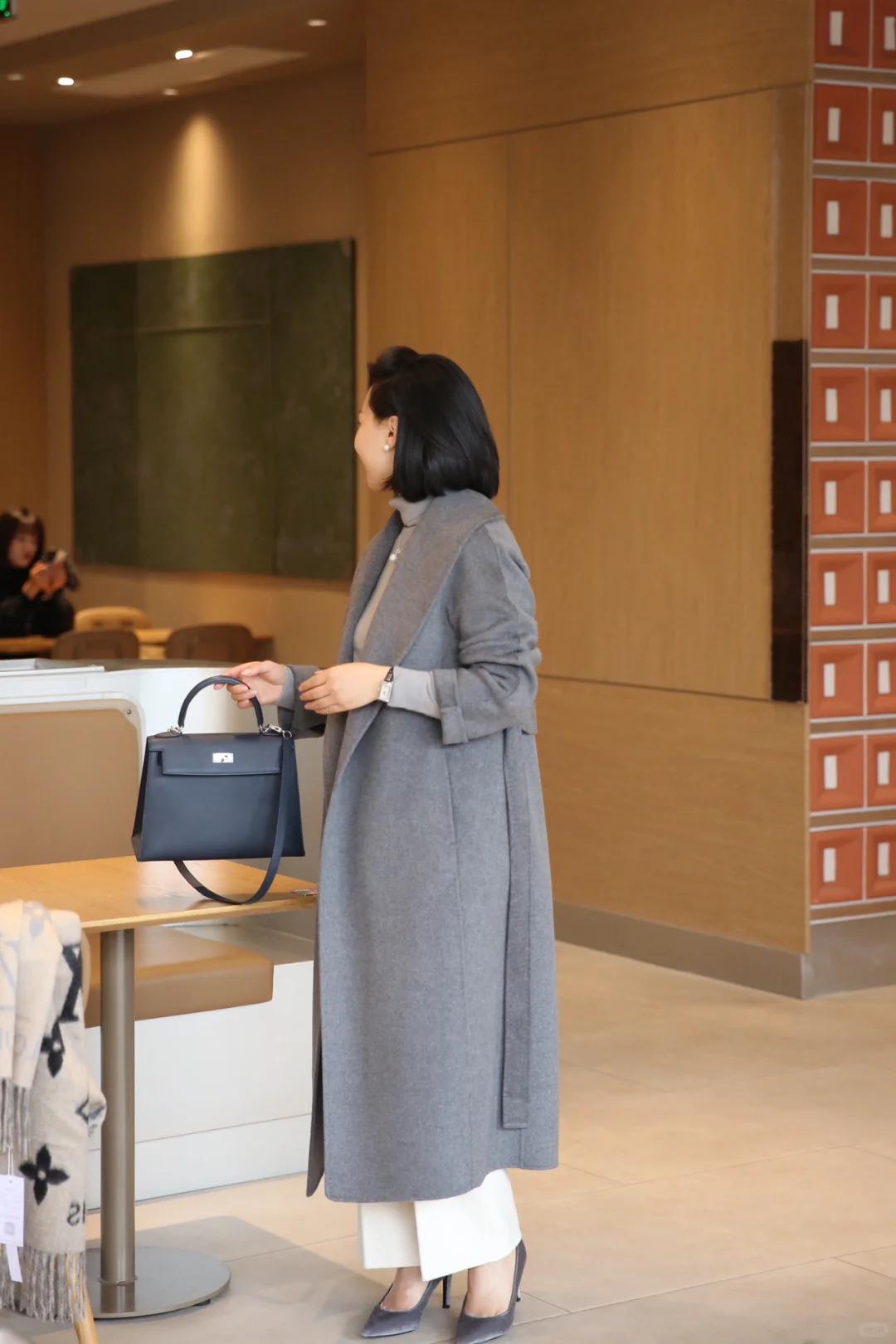 Mùa đông phù hợp với phong cách phối đồ tông màu cơ bản: Phụ nữ trung niên học cách mặc thế này, vừa đơn giản thanh lịch lại sang trọng - Ảnh 3. Mùa đông phù hợp với phong cách phối đồ tông màu cơ bản: Phụ nữ trung niên học cách mặc thế này, vừa đơn giản thanh lịch lại sang trọng - Ảnh 3.