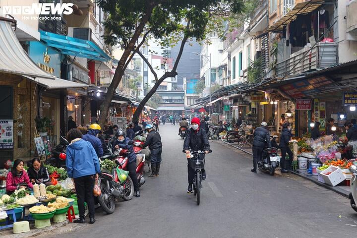 Người dân tất bật cúng Rằm tháng Chạp: Hoa tươi, đào cành, trầu cau đắt gấp đôi - Ảnh 2.