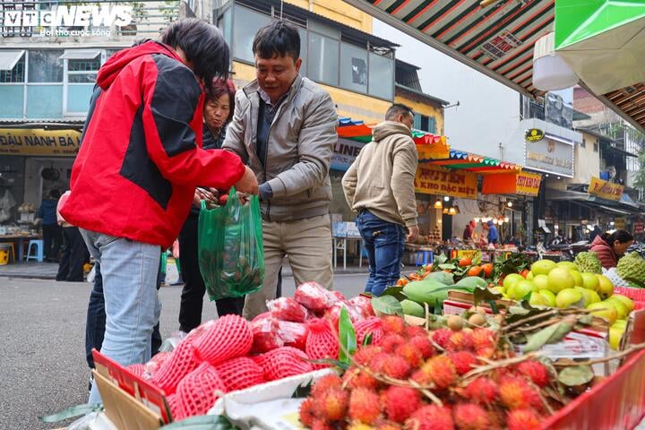 Người dân tất bật cúng Rằm tháng Chạp: Hoa tươi, đào cành, trầu cau đắt gấp đôi - Ảnh 15.