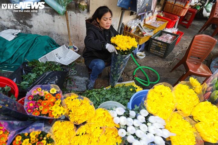 Người dân tất bật cúng Rằm tháng Chạp: Hoa tươi, đào cành, trầu cau đắt gấp đôi - Ảnh 6.