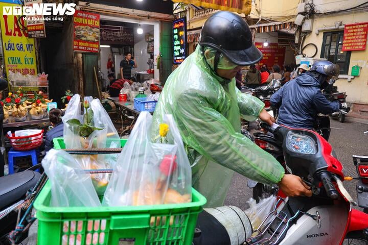 Người dân tất bật cúng Rằm tháng Chạp: Hoa tươi, đào cành, trầu cau đắt gấp đôi - Ảnh 17.