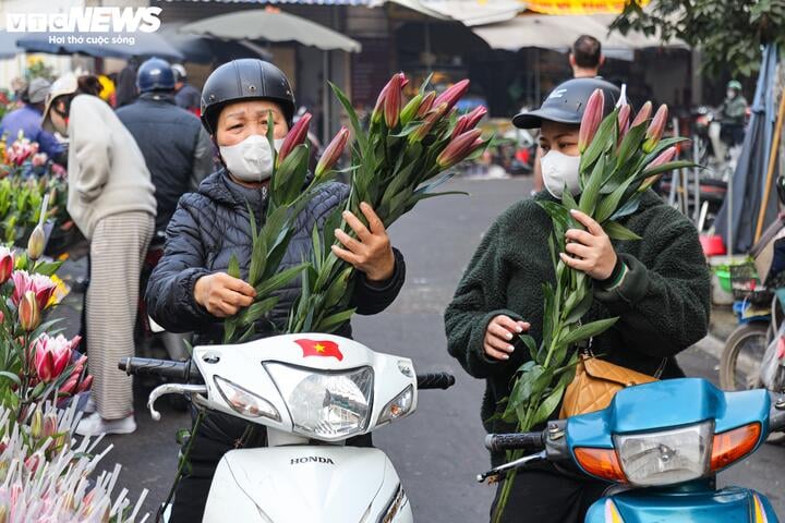 Người dân tất bật cúng Rằm tháng Chạp: Hoa tươi, đào cành, trầu cau đắt gấp đôi - Ảnh 7.