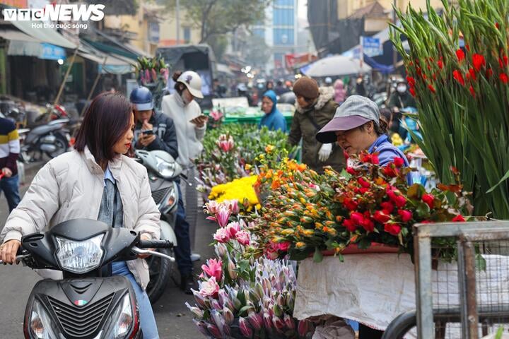 Người dân tất bật cúng Rằm tháng Chạp: Hoa tươi, đào cành, trầu cau đắt gấp đôi - Ảnh 3.