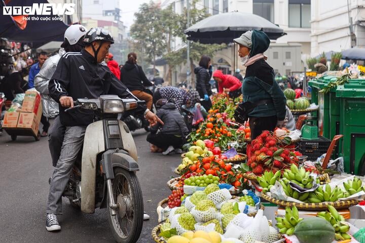 Người dân tất bật cúng Rằm tháng Chạp: Hoa tươi, đào cành, trầu cau đắt gấp đôi - Ảnh 14.