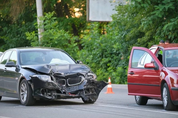 Người đàn ông lái BMW bị tai nạn, yêu cầu công ty bảo hiểm bồi thường nhưng không được: Tòa án khẳng định đã làm đúng luật - Ảnh 1.