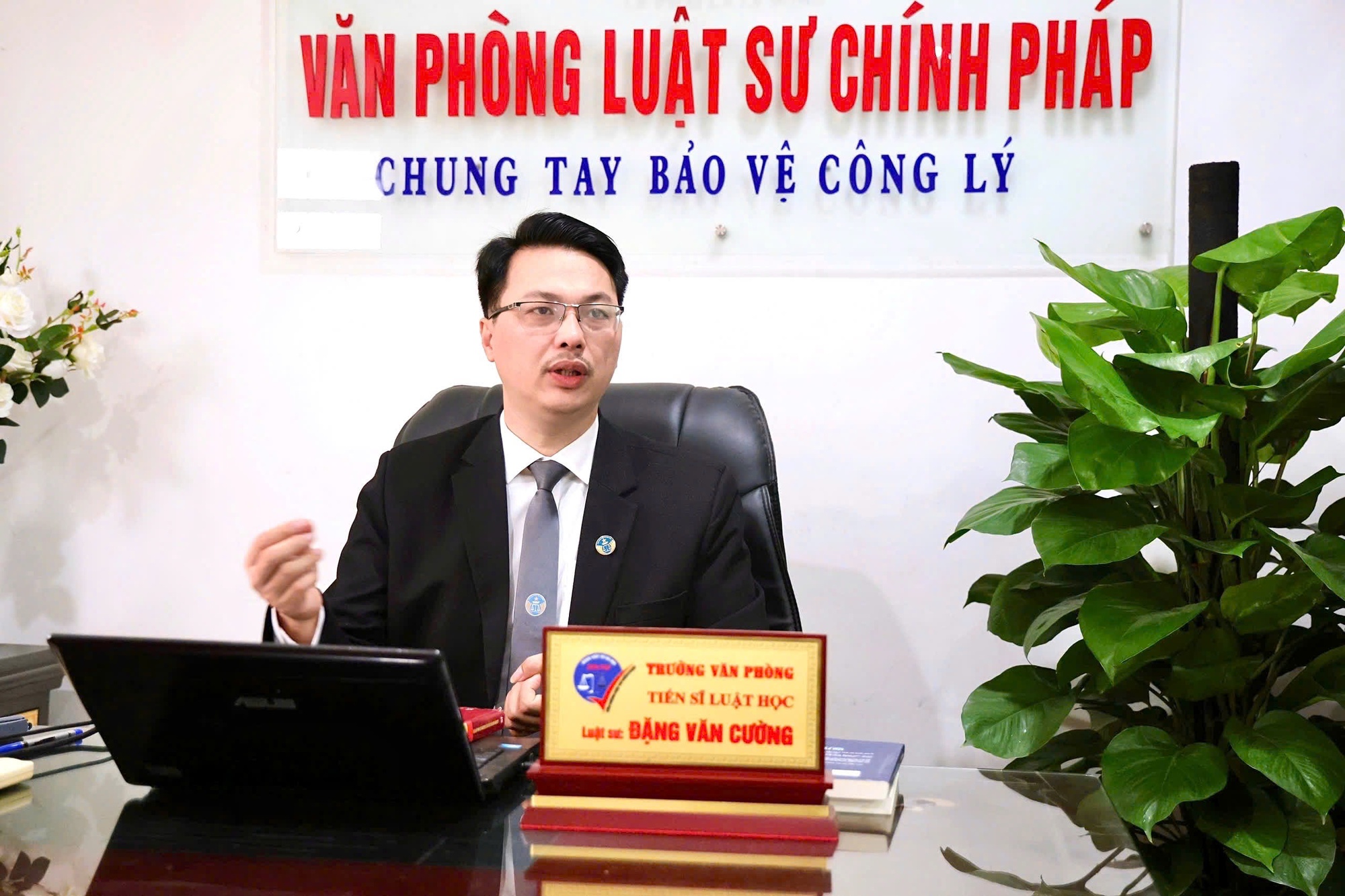 Luật sư phân tích góc độ pháp lý vụ người đàn ông rút kiếm dọa nữ công nhân môi trường - Ảnh 1.