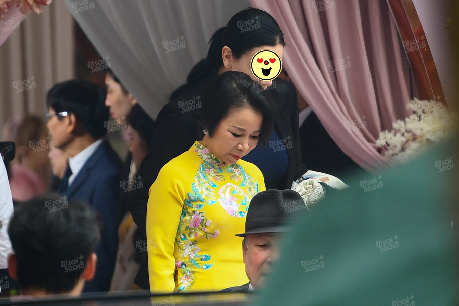 Vì sao vợ tỷ phú Phạm Nhật Vượng mặc áo dài màu vàng đón Á hậu Phương Nhi về làm dâu? - Ảnh 1. Vì sao vợ tỷ phú Phạm Nhật Vượng mặc áo dài màu vàng đón Á hậu Phương Nhi về làm dâu? - Ảnh 1.