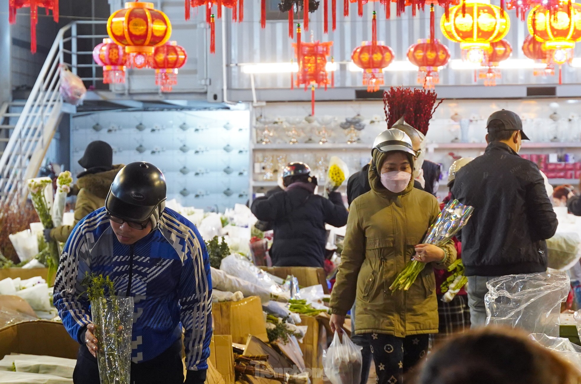 Cảnh vắng lặng chưa từng có tại chợ hoa đêm lớn nhất Hà Nội dịp giáp Tết - Ảnh 12.