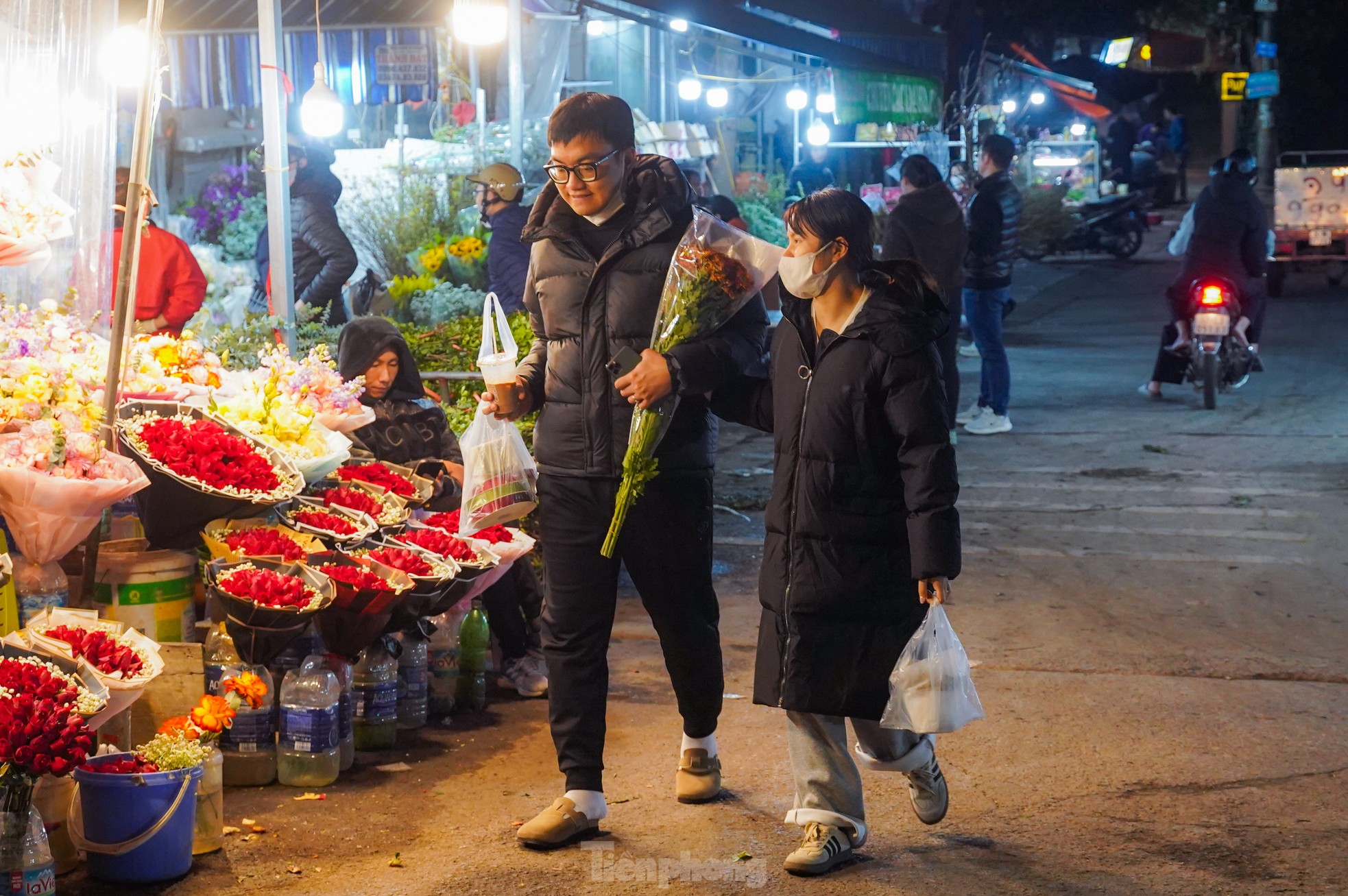 Cảnh vắng lặng chưa từng có tại chợ hoa đêm lớn nhất Hà Nội dịp giáp Tết - Ảnh 11.