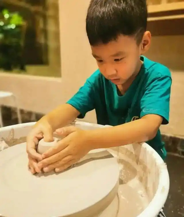 Bức ảnh chụp cậu bé đứng ăn một mình ngoài lớp học gây bão MXH: Áp lực cuộc sống sinh ra những đứa trẻ hiểu chuyện đến đau lòng - Ảnh 2. Bức ảnh chụp cậu bé đứng ăn một mình ngoài lớp học gây bão MXH: Áp lực cuộc sống sinh ra những đứa trẻ hiểu chuyện đến đau lòng - Ảnh 2.