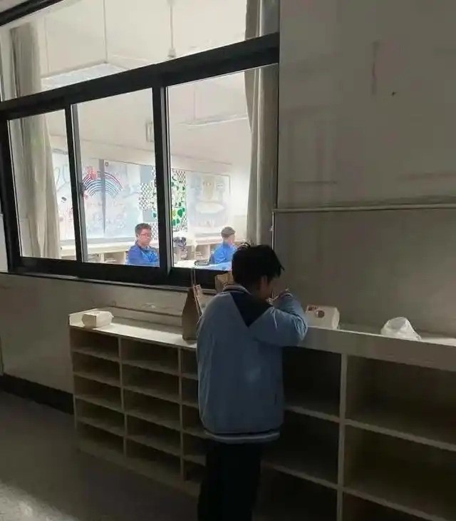 Bức ảnh chụp cậu bé đứng ăn một mình ngoài lớp học gây bão MXH: Áp lực cuộc sống sinh ra những đứa trẻ hiểu chuyện đến đau lòng - Ảnh 1. Bức ảnh chụp cậu bé đứng ăn một mình ngoài lớp học gây bão MXH: Áp lực cuộc sống sinh ra những đứa trẻ hiểu chuyện đến đau lòng - Ảnh 1.