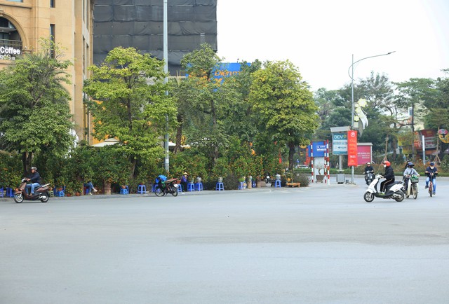 Kh&ocirc;ng kh&iacute; Tết tr&agrave;n ngập phố phường H&agrave; Nội: Ảnh hưởng của b&atilde;o nhưng 1 điều vẫn kh&ocirc;ng hề thay đổi với năm trước - Ảnh 1.