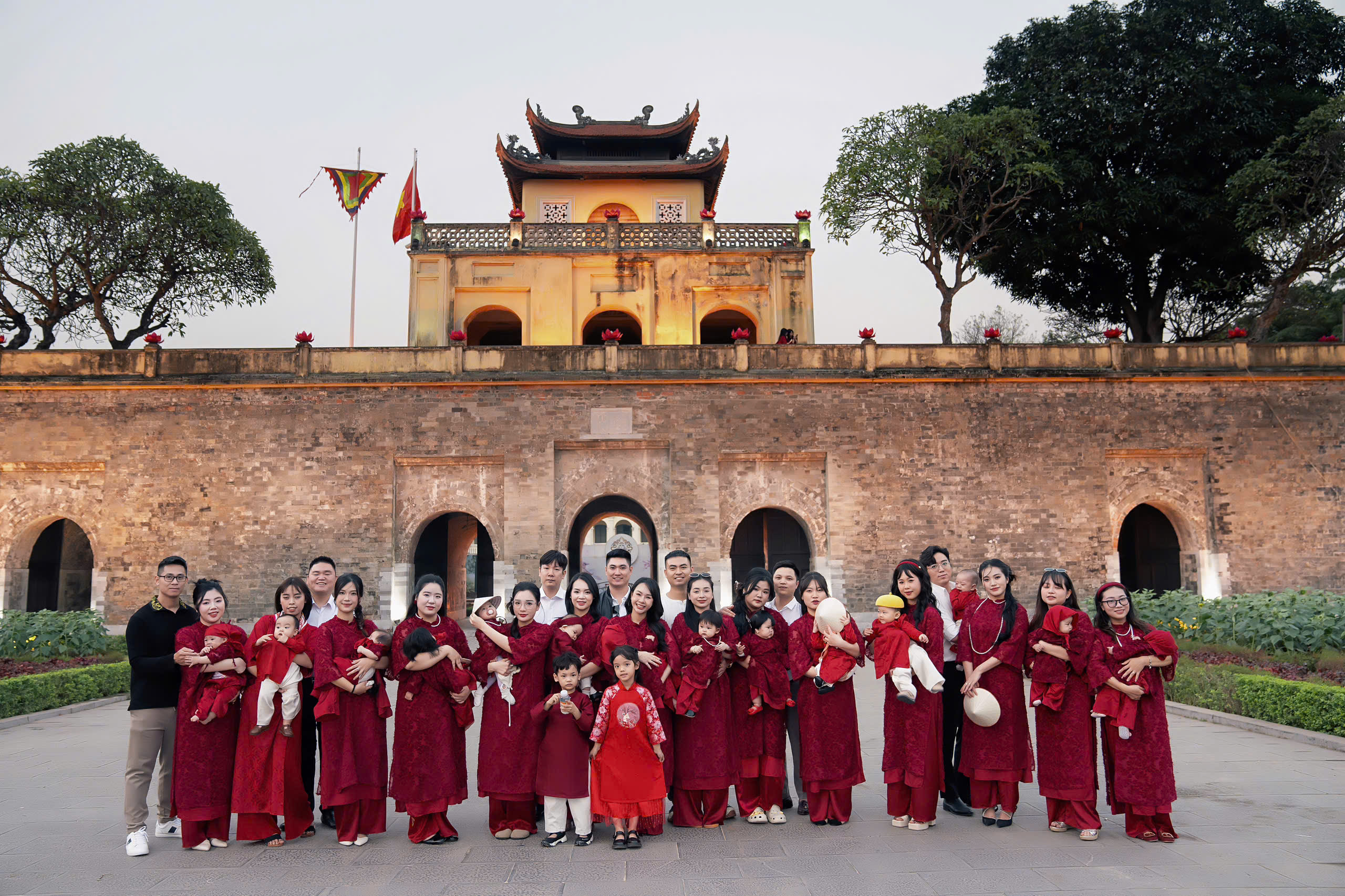 Team bỉm sữa Hà Nội khai xuân mùng 2 Tết bằng bộ ảnh không thể rực rỡ hơn, hứa hẹn một năm hoành tráng! - Ảnh 11.