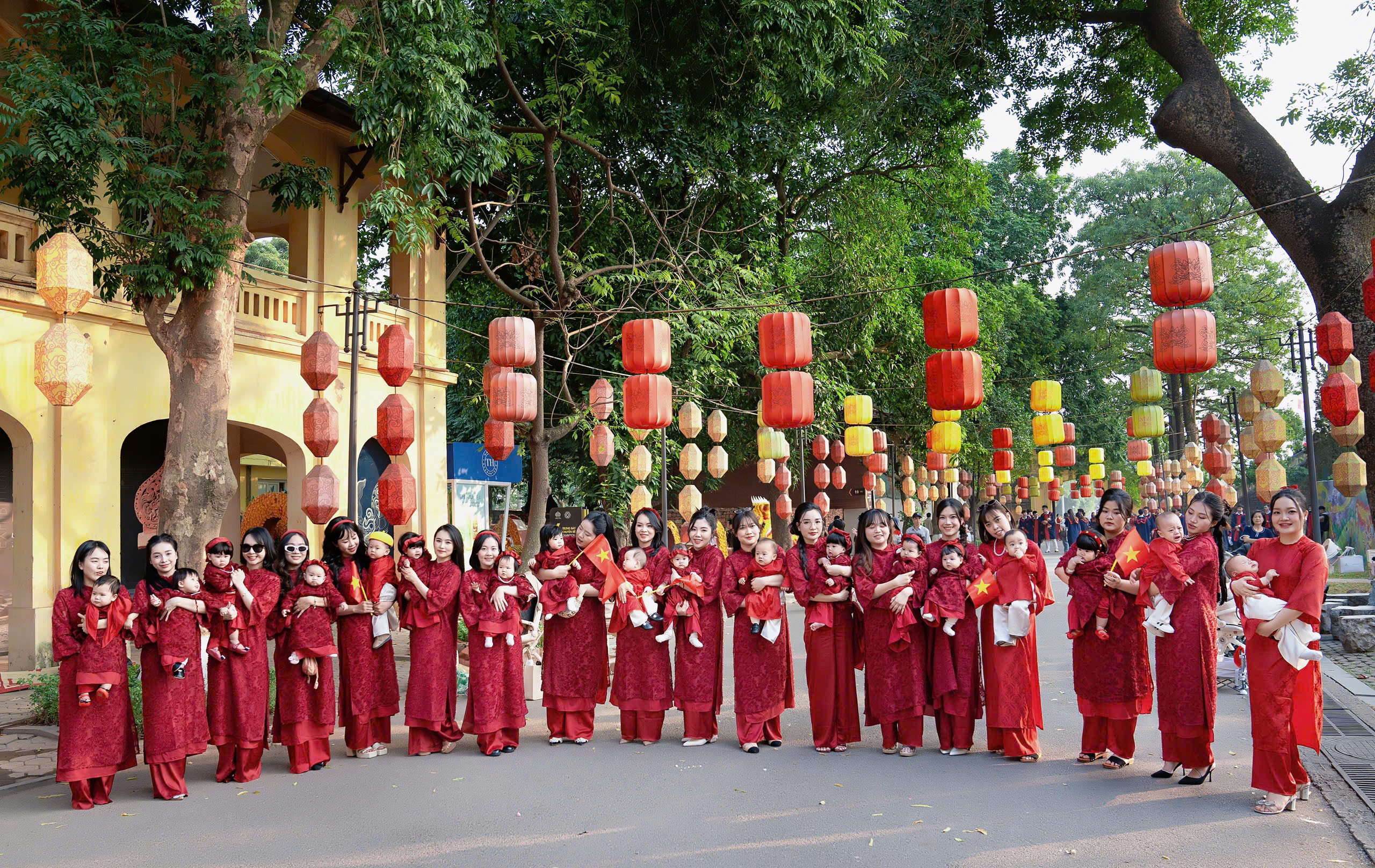 Team bỉm sữa Hà Nội khai xuân mùng 1 Tết bằng bộ ảnh không thể rực rỡ hơn, hứa hẹn một năm hoành tráng! - Ảnh 6.