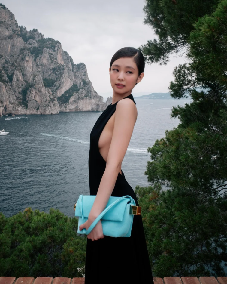 Best Of Fashion 2024: Bag Charm tung hoành, Jennie 