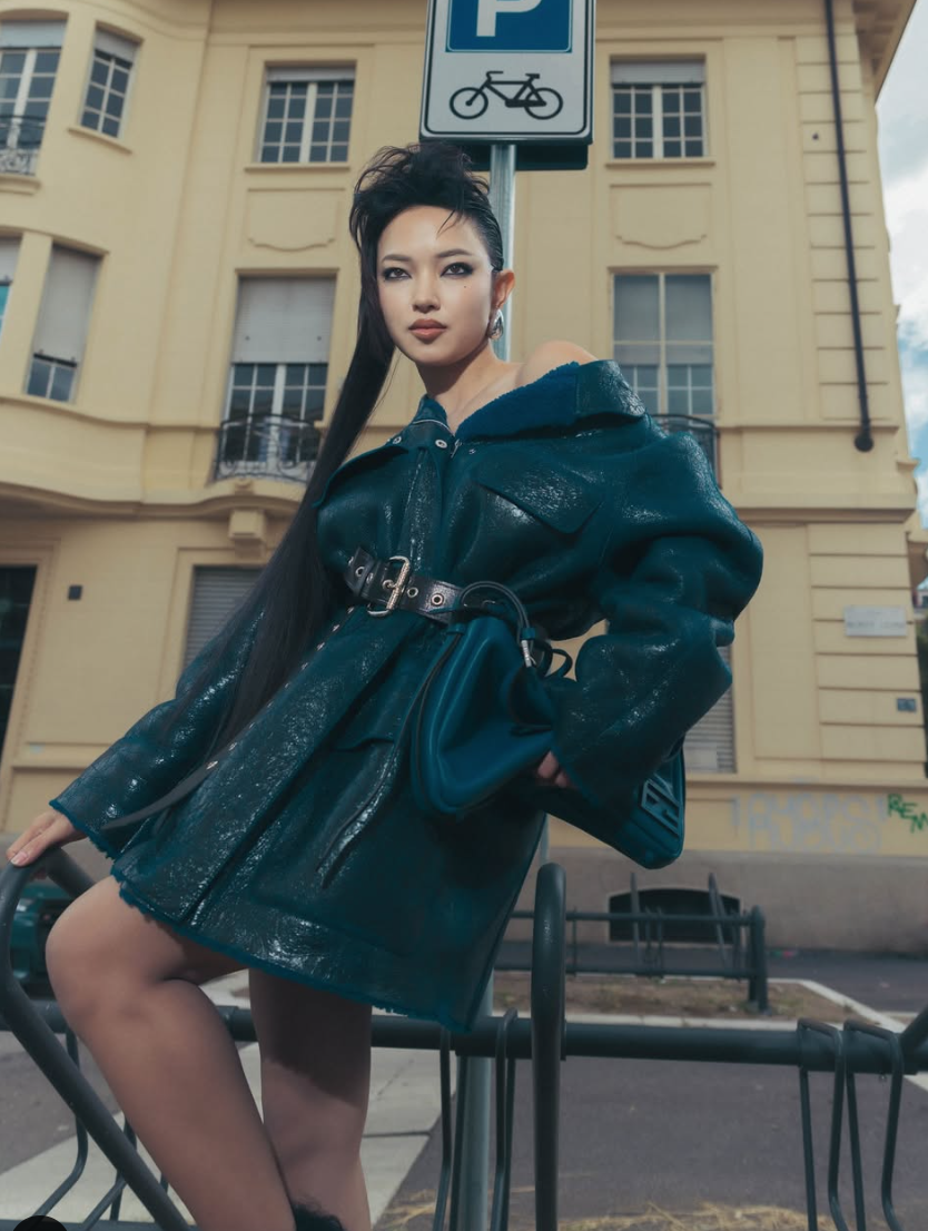 Best Of Fashion 2024: Bag Charm tung hoành, Jennie 