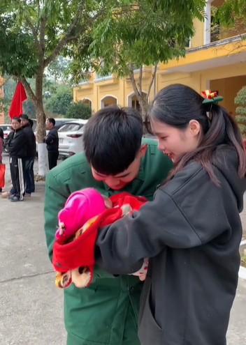 &quot;Hai năm lãi được một em bé cute&quot;: Không hoa cũng chẳng quà, đây mới là điều ý nghĩa nhất với người chồng bộ đội - Ảnh 3.