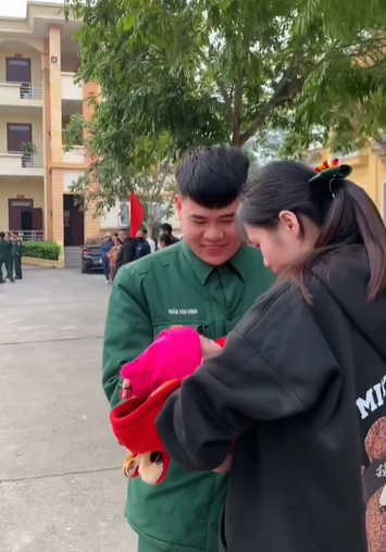 &quot;Hai năm lãi được một em bé cute&quot;: Không hoa cũng chẳng quà, đây mới là điều ý nghĩa nhất với người chồng bộ đội - Ảnh 2.