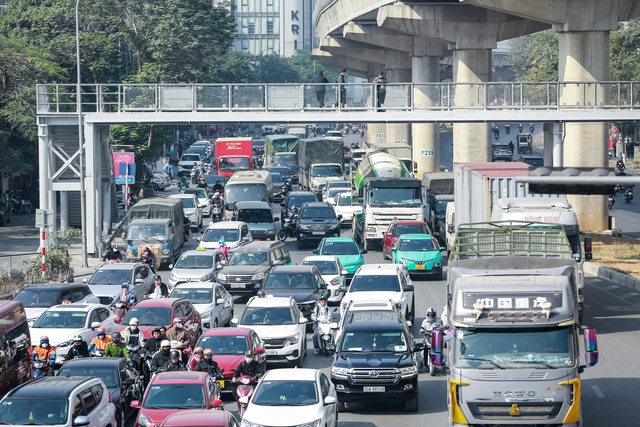 Hà Nội ngày cận Tết: Chờ 4 nhịp đèn chưa thoát khỏi ùn tắc, giờ nào cũng là... giờ cao điểm - Ảnh 9.