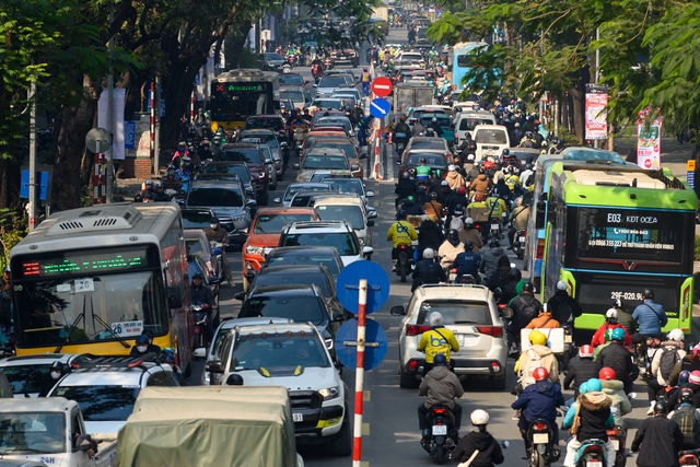 Hà Nội ngày cận Tết: Chờ 4 nhịp đèn chưa thoát khỏi ùn tắc, giờ nào cũng là... giờ cao điểm - Ảnh 11.