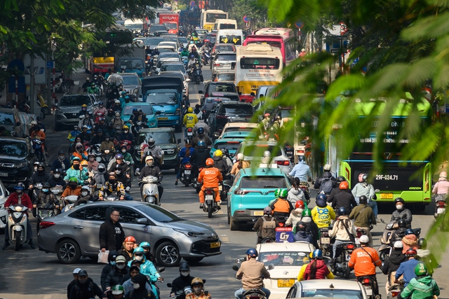 Hà Nội ngày cận Tết: Chờ 4 nhịp đèn chưa thoát khỏi ùn tắc, giờ nào cũng là... giờ cao điểm - Ảnh 13.