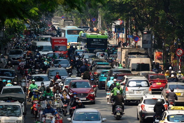 Hà Nội ngày cận Tết: Chờ 4 nhịp đèn chưa thoát khỏi ùn tắc, giờ nào cũng là... giờ cao điểm - Ảnh 14.