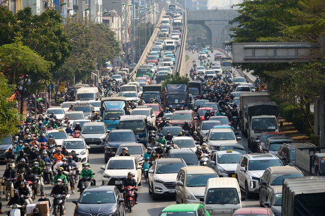 Hà Nội ngày cận Tết: Chờ 4 nhịp đèn chưa thoát khỏi ùn tắc, giờ nào cũng là... giờ cao điểm - Ảnh 16.