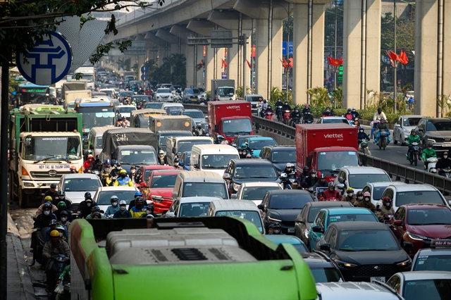 Hà Nội ngày cận Tết: Chờ 4 nhịp đèn chưa thoát khỏi ùn tắc, giờ nào cũng là... giờ cao điểm - Ảnh 17.