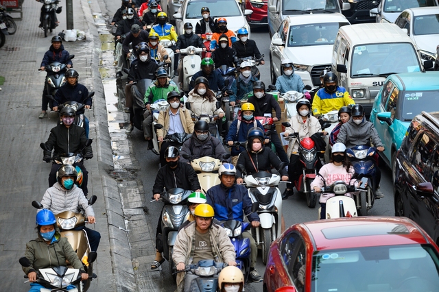 Hà Nội ngày cận Tết: Chờ 4 nhịp đèn chưa thoát khỏi ùn tắc, giờ nào cũng là... giờ cao điểm - Ảnh 18.