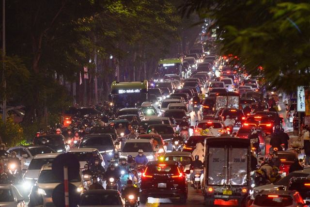 Hà Nội ngày cận Tết: Chờ 4 nhịp đèn chưa thoát khỏi ùn tắc, giờ nào cũng là... giờ cao điểm - Ảnh 25.