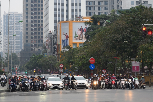 Hà Nội ngày cận Tết: Chờ 4 nhịp đèn chưa thoát khỏi ùn tắc, giờ nào cũng là... giờ cao điểm - Ảnh 1.