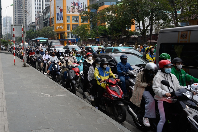 Hà Nội ngày cận Tết: Chờ 4 nhịp đèn chưa thoát khỏi ùn tắc, giờ nào cũng là... giờ cao điểm - Ảnh 3.