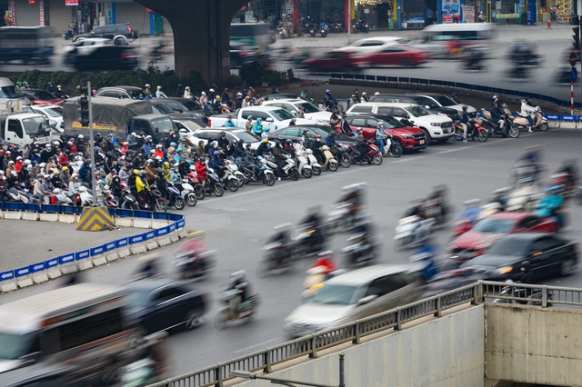 Hà Nội ngày cận Tết: Chờ 4 nhịp đèn chưa thoát khỏi ùn tắc, giờ nào cũng là... giờ cao điểm - Ảnh 2.